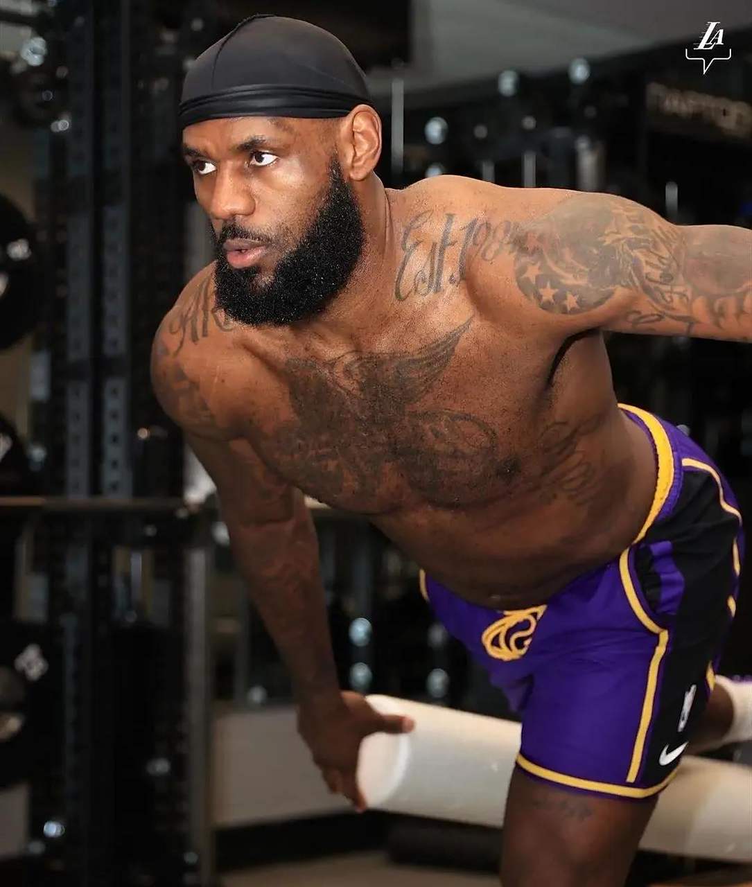 乐鱼体育线上网站湖人前途光明！，德约科维奇新星爆冷表现突出气势如虹延续(德约科维奇集锦)